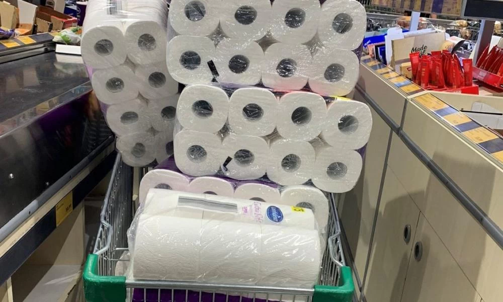 Κορονοϊός: Τρέχουν οι Γερμανοί να αγοράσουν χαρτί τουαλέτας και αντισηπτικά